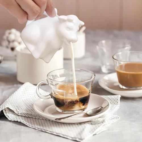Vista 2 de HIC Kitchen Mini crema de vaca con asa, porcelana fina, 2 onzas, para servir leche, crema, jarabe, aderezos y salsas, juego de 2