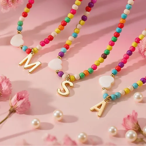 Vista 5 de Regalos de moda para niñas adolescentes, cangurera con monograma para niña con llavero, collar, dijes de taza, tarjeta de felicitación y caja