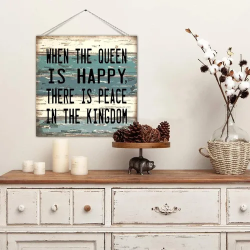 Vista 5 de Placa rústica de madera con texto en inglés "When The Queen Is Happy There Is Peace in The Kingdom