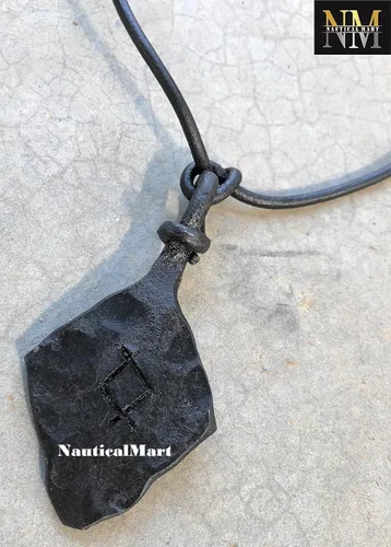 Vista 3 de Collar de talismán con colgante nórdico de hierro forjado Inguz Ingwaz Yngvi Rune Viking Amuleto Rúnico, Hierro, No es una piedra preciosa