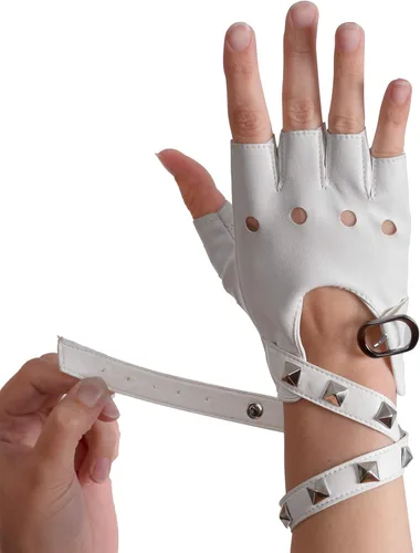 Vista 4 de Skeleteen Guantes blancos punk sin dedos, guantes de motociclista de piel sintética con cierre de cinturón y diseño de remaches para mujeres y niños