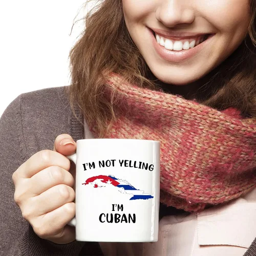 Vista 6 de Divertidas tazas de café del orgullo cubano, con texto en inglés "I Not Yelling I'm Cuban", idea de regalo para hombres y mujeres cubanos