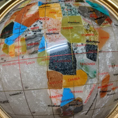 Vista 9 de GLOBO DE PIEDRAS DE MADRE NÁCARLA DE 14" con soporte dorado