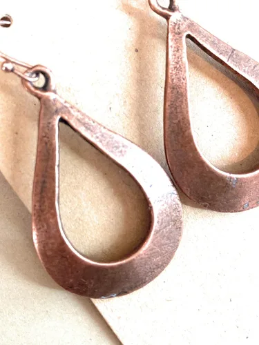 Vista 3 de Pendientes de lágrima de cobre envejecido estilo boho hechos a mano Sundance Dreams Designs para mujer