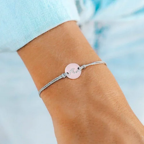 Vista 2 de Pura Vida Pulsera de plata u oro rosa con forma de moneda, 100% impermeable, banda ajustable, encanto