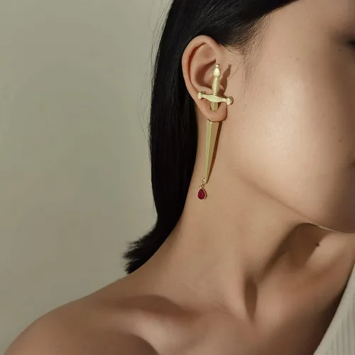 Vista 7 de Pendientes largos de espada gótica con forma de gota de sangre, pendientes vintage de espada de daga para mujeres y hombres de fantasía para fiestas