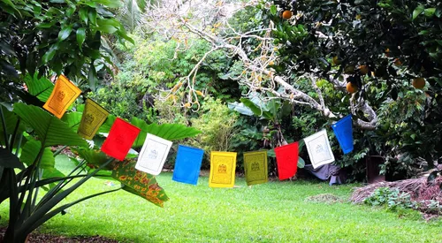 Vista 2 de Hands Of Tibet Banderas de oración hechas a mano con traducción al inglés (9 x 12)