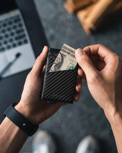 Vista 4 de VULKIT Cartera desplegable para tarjetas de crédito con ranuras de cuero adicionales con bloqueo RFID, funda delgada de metal para tarjetas, Carbon
