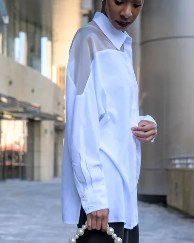 Vista 3 de The Drop signedblake - Camisa blanca con botones y yugo de organza, para mujer