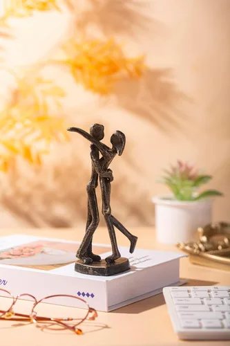 Vista 6 de Regalo de escultura de hierro para 6º aniversario, estatua romántica de pareja para ella, decoración de metal negro hecha a mano, boda, San