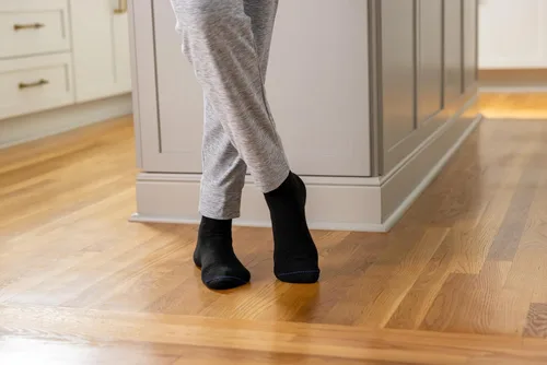 Vista 4 de Dr. Scholl's Calcetines circuladores y diabetes para mujer – Paquetes de 4, 6 y 12 pares – Control de la humedad no vinculante