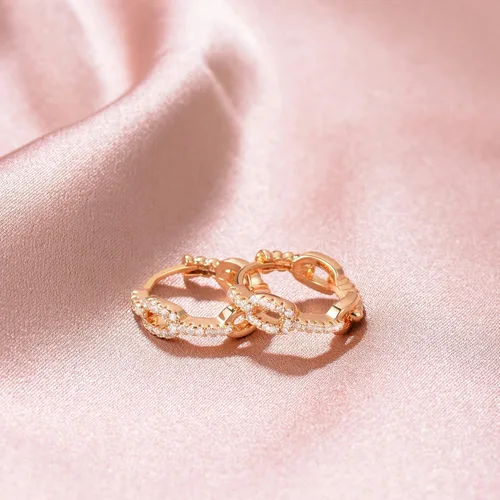 Vista 4 de VACRONA - Aretes huggies (de presión), pequeños, livianos y simples, en forma de argollaarracada, chapados en oro de 14 quilates, con circonia