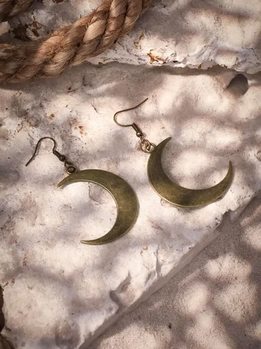 Vista 2 de MINACHI Aretes colgantes simples de luna creciente, regalo de joyería de moda para mujer
