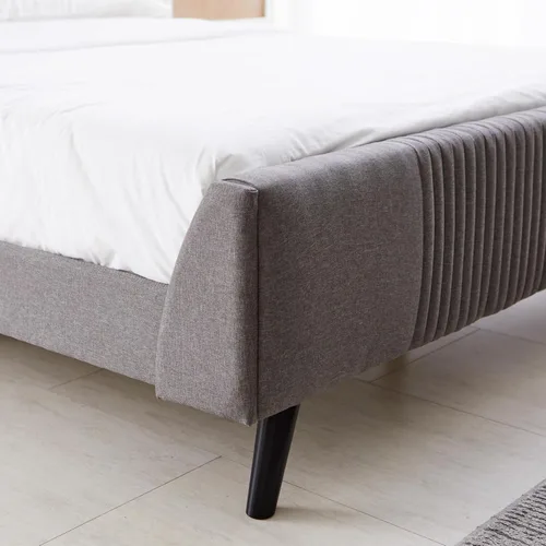 Vista 8 de Livinia Sunset - Cama de plataforma con respaldo de alas, base de cama tapizada de tela con cabecera de canal vertical, listones de madera fuertes