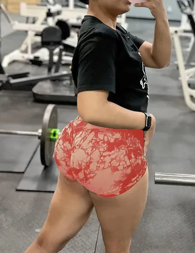 Vista 5 de YEOREO Pantalones cortos profesionales de entrenamiento para mujer, 3.6 pulgadas, pantalones cortos sin costuras, cintura alta, contorno, gimnasio