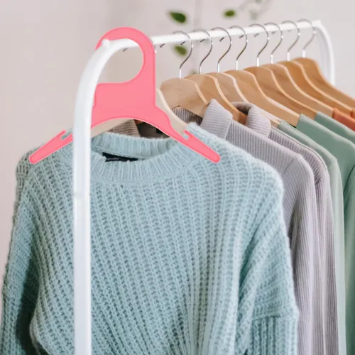 Vista 8 de POPETPOP 50 perchas de ropa para perros, lindo abrigo rosa para secar perros, perchas de plástico para ropa para mascotas, estantes de secado