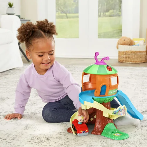 Vista 6 de VTech CoCoMelon Go! Go! Smart Wheels Set de Pista de Árbol Casa