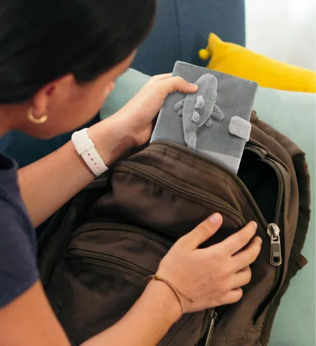 Vista 7 de Puzzled DolliBu - Cuaderno de peluche de tiburón para niñas y niños, bonito diario de escritura o diario estacionario con temática oceánica