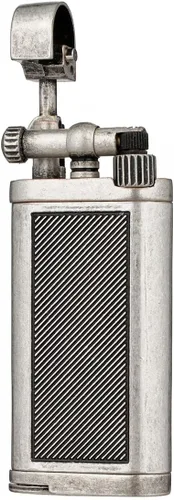 Vista 4 de Encendedor recargable de butano con llama suave en ángulo, estilo antiguo, con manipulación y púa (placa de plata antigua)