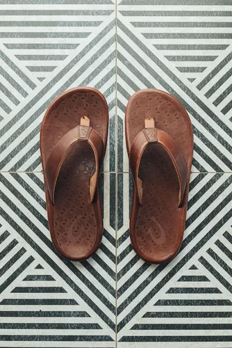 Vista 5 de OLUKAI 'Ilikai Sandalias de cuero para hombre, sandalias de cuero de grano completo, plantilla anatómica y amortiguación, ajuste cómodo y goma