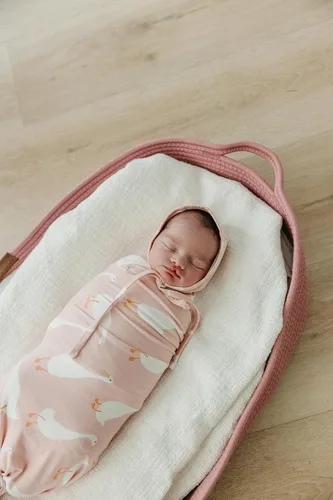 Vista 13 de Copper Pearl Gorros de bebé: ultra suave, cómodo de llevar, sombrero de sol para protección contra los rayos UV, diseño moderno a juego, 6-12 meses