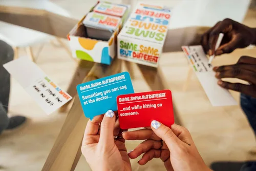 Vista 6 de Lo mismo pero diferente por relacionable, juegos para adultos para reuniones sociales de la noche de juegos, incluye 350 tarjetas, 8 marcadores