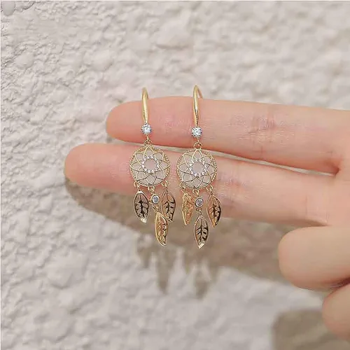 Vista 4 de Aretes de borla de cadena de lentejuelas de oro de 18 quilates con diamante brillante, aretes colgantes de borla de lentejuelas brillantes, aretes
