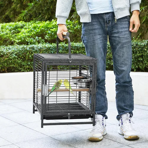 Vista 2 de Yaheetech Jaula de viaje para pájaros de hierro forjado de 25.5 pulgadas con asa, perca de madera y protector de semillas para loros pequeños
