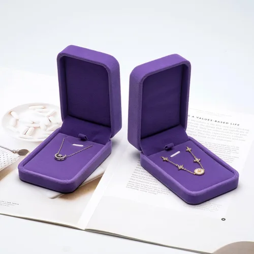 Vista 3 de Caja de regalo de joyería de terciopelo clásico para collar colgante (púrpura)