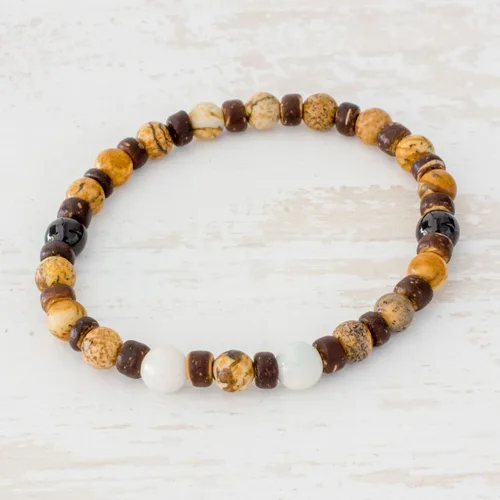 Vista 5 de NOVICA Pulsera elástica hecha a mano con cuentas de jade de jaspe de concha de coco de Guatemala piedra natal verde 6.5 pulgadas de círculo