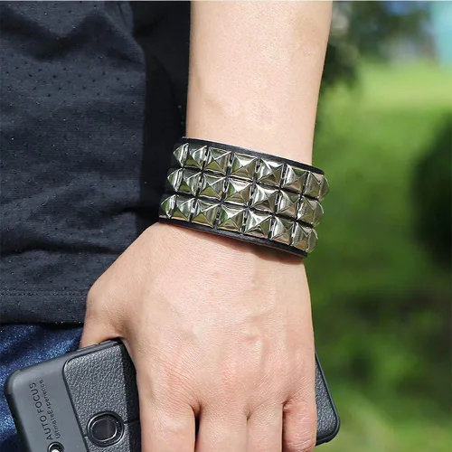 Vista 4 de Pulsera punk para hombres y mujeres, pulsera de cuero gótica con tachuelas de metal