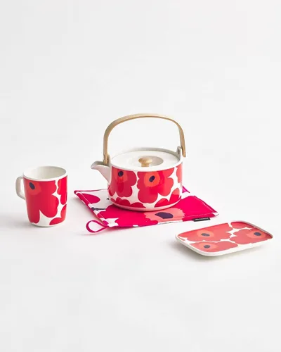 Vista 3 de MARIMEKKO Oiva Unikko Taza – Refina la decoración de tu cocina con nuestro icónico gres floral – Elegantes tazas de café de porcelana para elevar tu