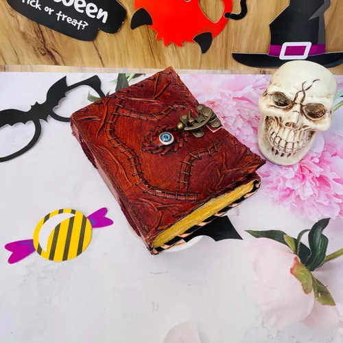 Vista 3 de Cuaderno de piel de hechizos personalizable Hocus Pocus con diseño de tercer ojo, papel con borde antiguo, grimorio vintage, cuaderno de bruja