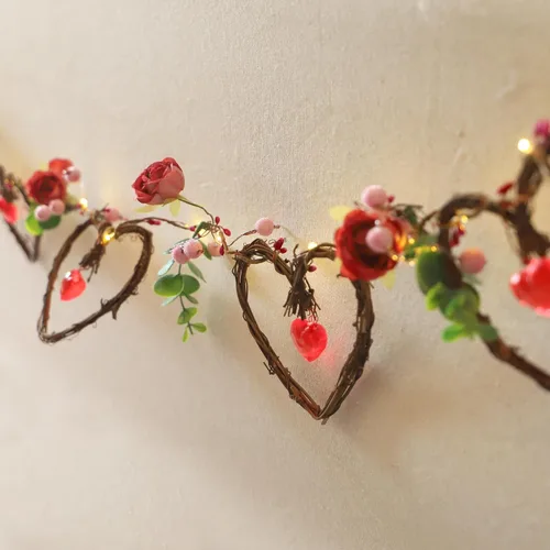 Vista 11 de MIYA LIFE Guirnalda de luces para el día de San Valentín, guirnalda de globos con forma de corazón, funciona con pilas, guirnalda de corazón