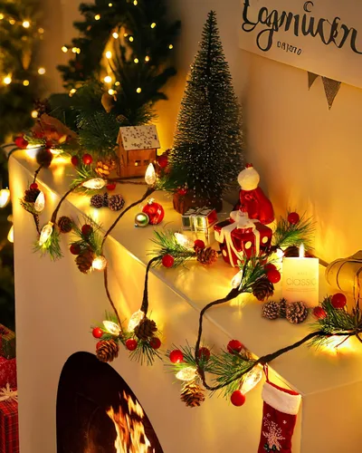 Vista 3 de Guirnalda de Navidad con luces, cadena de piñas de 7 pies con bayas rojas, agujas, 20 luces LED C6 de Navidad, funciona con pilas, guirnalda