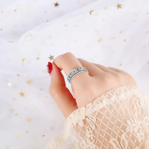 Vista 2 de Anillo giratorio de acero inoxidable luminoso resplandor luna y estrella, alivio del estrés, anillos de ansiedad para mujeres, hombres, niños