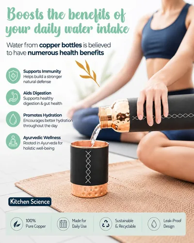 Vista 5 de Kitchen Science Botella de cobre ayurvédica auténtica (1000ml/34oz) con vaso de cobre y fundas de cuero para agua potable Testada en laboratorio