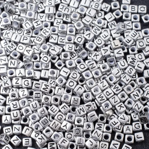 Vista 4 de ToBeIT 1000 cuentas de cubo de color negro del alfabeto, plateadas, metálicas, cuentas de letras cuadradas retro plateadas, cuentas del alfabeto
