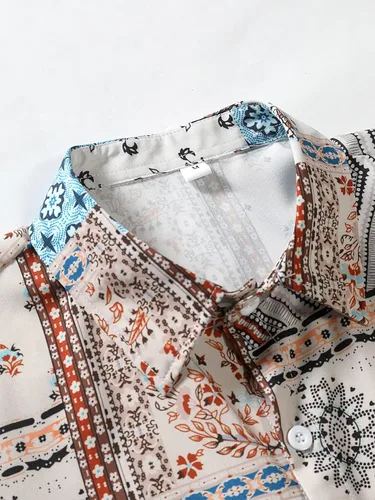 Vista 3 de OYOANGLE Camisa casual de manga corta con botones y estampado gráfico geográfico para hombre