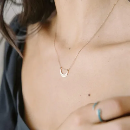 Vista 2 de Honeycat Collar La Luna Moon en oro, oro rosa o plata Joyería minimalista y delicada