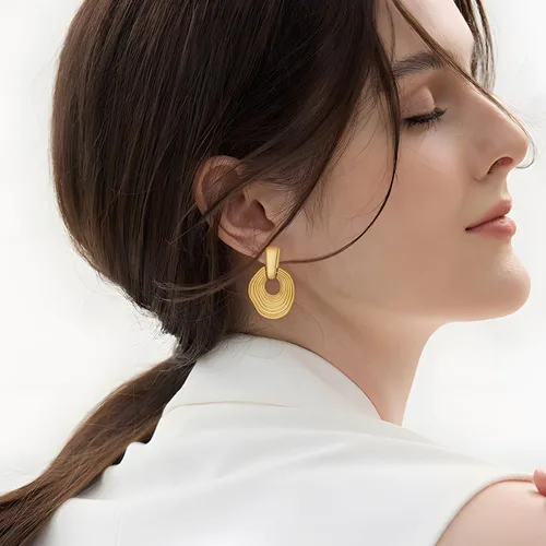 Vista 3 de Aretes elegantes vintage con textura ondulada, aretes colgantes chapados en oro para mujer, joyería de moda