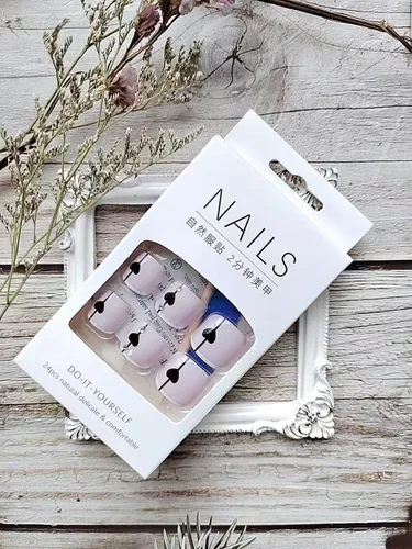 Vista 5 de Uñas postizas a presión francesas blancas, uñas postizas cuadradas cortas, puntas de uñas rosadas, punta de flecha negra, piercing de corazón, uñas