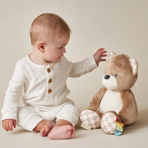 Vista 8 de Itzy Ritzy Snuggles Juguete de Peluche – Animal de Peluche Suave para Bebés, Niños y Adultos – Cintas Sensoriales y Telas Texturizadas para Juego
