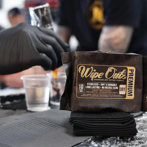 Vista 6 de Wipe Outz Toallas negras para tatuajes – Toallitas secas de alta calidad para tatuajes y cuidados posteriores de PMU – Toallitas suaves