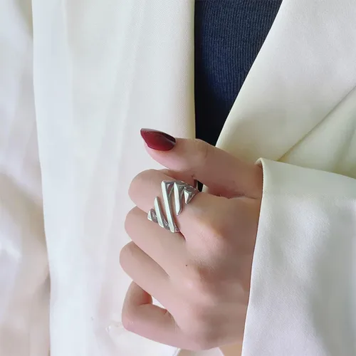 Vista 4 de jaizu Anillo de sarga en capas, 2023 nuevo anillo de sarga para mujer, anillo minimalista geométrico asimétrico rectangular para mujer