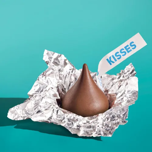 Vista 8 de HERSHEY'S KISSES - Paquete familiar de dulces de chocolate con leche, 15.9 onzas
