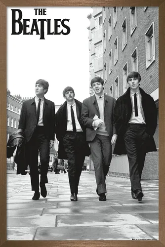 Vista 7 de Trends International The Beatles - Póster de pared "En Londres", 22.375 x 34 pulgadas, versión con marco de madera de granero