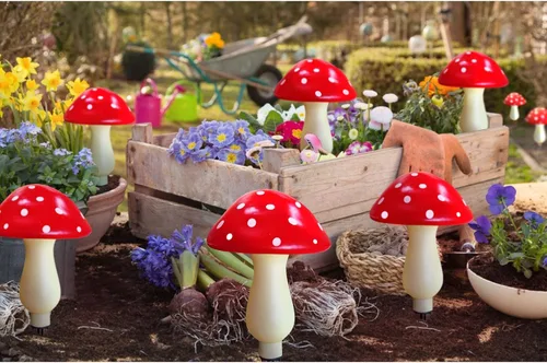 Vista 6 de Paquete de 8 luces solares de hongos rojos para decoración de jardín al aire libre