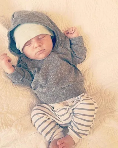 Vista 2 de Conjunto de camiseta con capucha y pantalones a rayas para recién nacidos