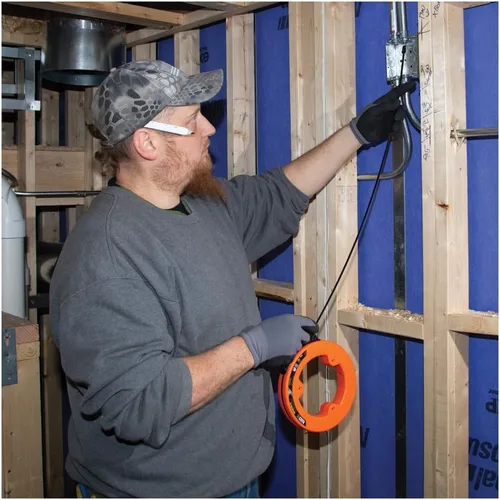Vista 8 de Klein Tools 56335 Cinta Pasacables Eléctrica de Acero Plano, Cinta de Acero de Resorte de 25 Pies y 1/4 de Pulgada de Ancho, Punta de Plástico